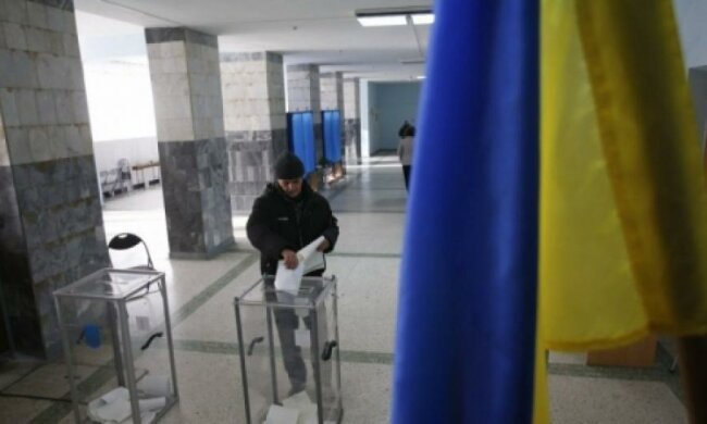 В Николаеве члены избирательной комиссии разорвали фальшивые бюллетени