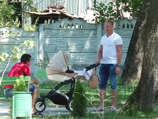 Украинец с ребенком. Фото: скрин youtube