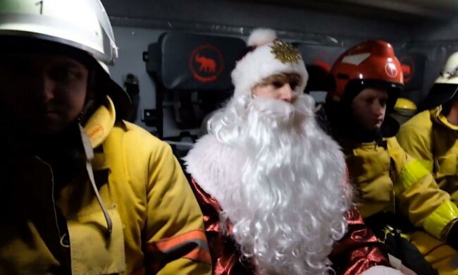 Замість оленів - пожежники: Дід Мороз "влетів" у вікно дитячого будинку