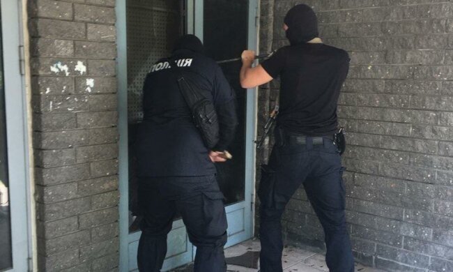 В Днепре накрыли логово "жриц любви" - развлекали мужчин на карантине и неплохо зарабатывали