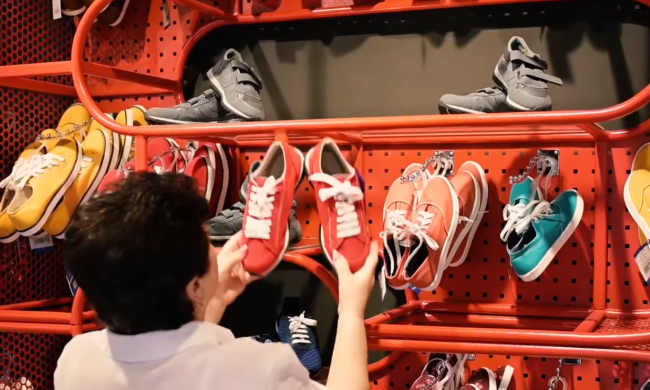 Покупка взуття. Фото: скрін youtube