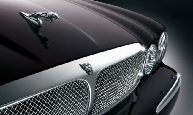 Українці активно скуповують дорогі автомобілі