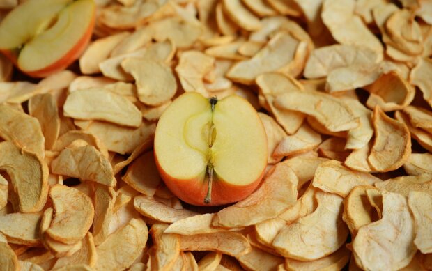Сушені яблука / фото: Pixabay