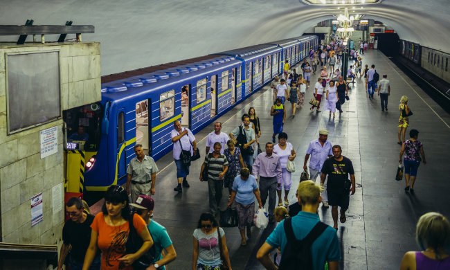 В киевском метро с мужчиной случилось жуткое ЧП: "Совали в рот ключи и телефон"