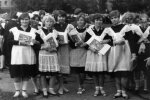 Школярки 70-их, фото з вільних джерел