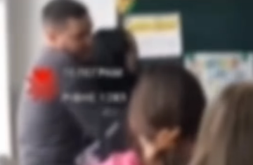Ученица напала на учителя, кадр с видео