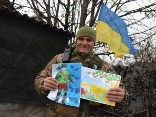 Воїни ЗСУ отримали малюнки від маленьких українців, фото: facebook.com/30brigade