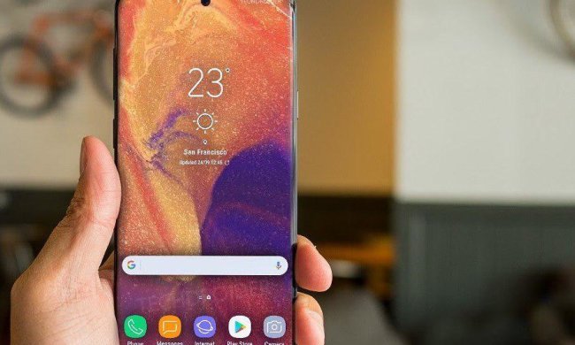 Galaxy A8s: в мережі показали живі фото дірявого смартфона Samsung