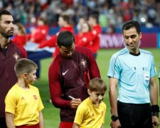 Цинічний ЧС2018: син російського чиновника "став сиротою", щоб потримати за руку футболіста