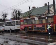 У Житомирі тролейбус "посунув" дві маршрутки (фото)