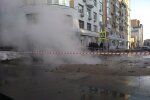 У центрі Києва асфальт провалився в озеро окропу "імені Кличка", перші кадри з місця НП