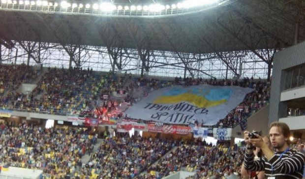  Матч Україна - Білорусь: гості вивісили банер «Тримайтеся, брати» (відео)
