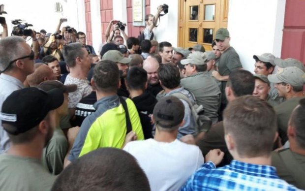 Трагедия в Одессе: родители и активисты штурмуют мэрию