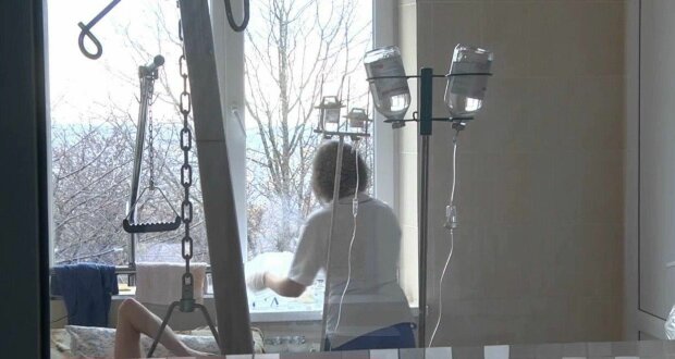 У Мелітополі жінку з пневмонією викинули з лікарні: "І без вас тут вистачає"