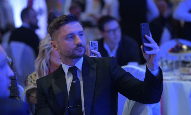 Лазарев опубликовал компрометирующий снимок, фанаты не удержались: две малышки на руках