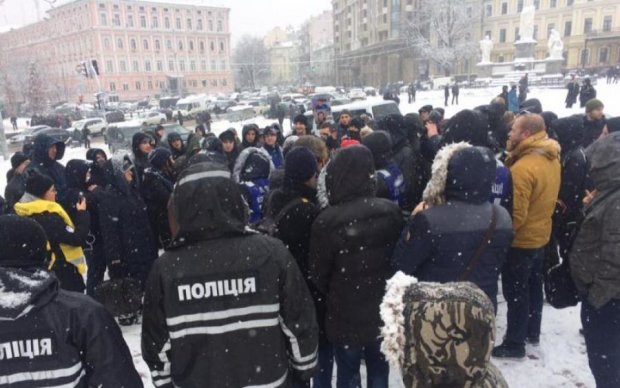 У Києві акція проти ультраправого терору закінчилася ультраправим терором: відео