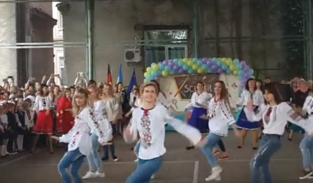 Танец киевских учителей стал настоящим хитом  (видео)