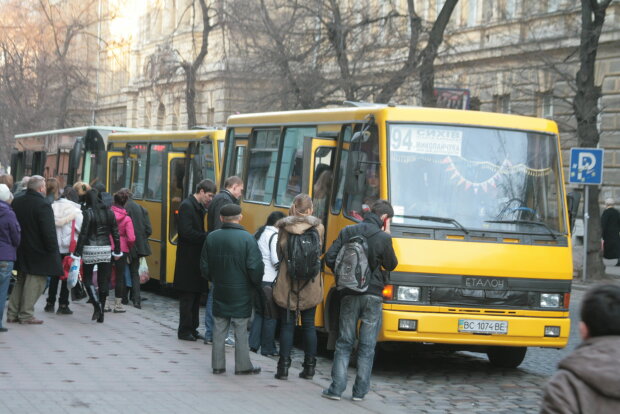 Львів'ян пакують у труни на колесах, зате "з вітерцем": мандрівку до пекла показали одним фото