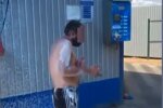 Дивний таксист запхав бездомного в багажник, щоб викупати на автомийці: "Мене не викрали!"
