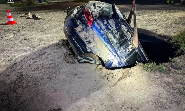 Автомобіль провалився під землю на вулиці Петра Болбочана в Одесі