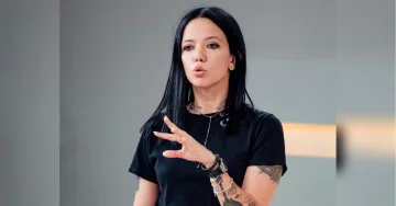Дочь бывшей Потапа слила ее голое фото в сеть: "Ты это заслужила!"
