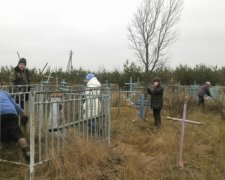 Ничего святого! Пьяные малолетки устроили оргию на кладбище