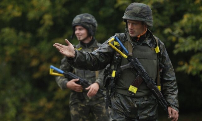 Бойцы АТО устроили в детском доме Мариуполя кукольный театр 