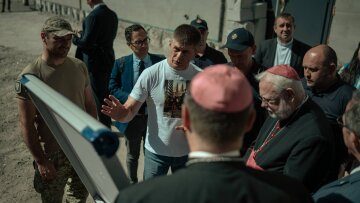 Делегація Ватикану та ООН біля зруйнованого будинку в Дарниці