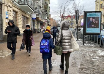 Школяр з мамою, фото Знай.uа