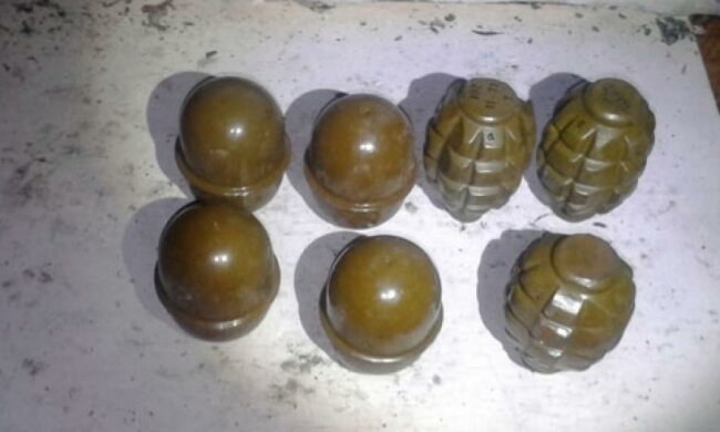 Копи знайшли цілий арсенал зброї в покинутому будинку на Донеччині