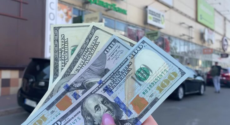 Долари. Фото: скрін youtube