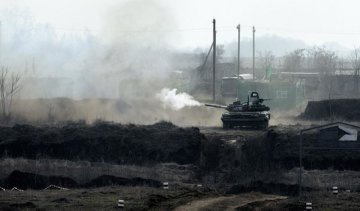 Бойовики з танків обстрілюють промзону Авдіївки