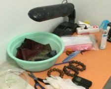 Цех по обробці бурштину правоохоронці викрили в Одеській області (фото)