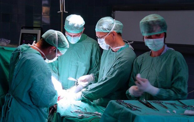 У Львові лікарі провели унікальну "біблійну" операцію: хлопчик задихався від нестачі кисню
