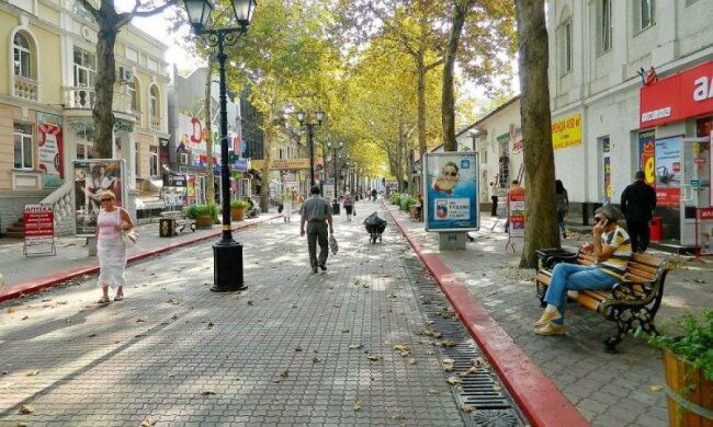 Это немыслимо: россияне в Крыму разбирают украинский памятник 
