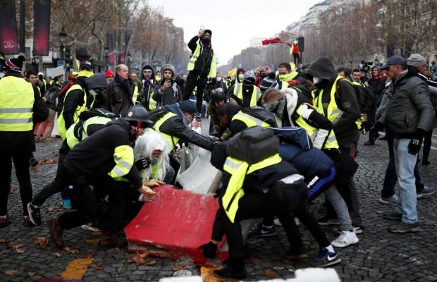 Боевики "ДНР" громят Париж: подробности и фото