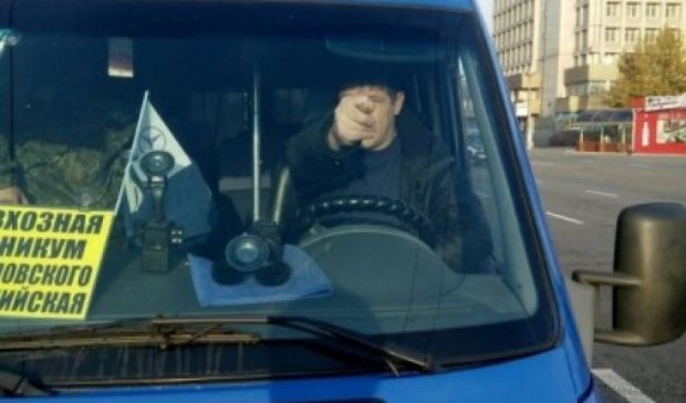 Водителя маршрутки в Запорожье уволили из-за "дули" бойцу АТО