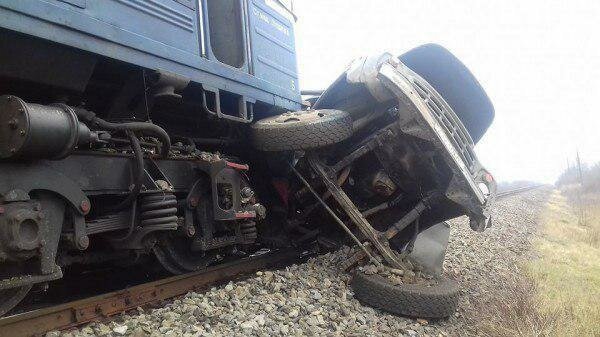 Невдало "проскочив": на Закарпатті поїзд розмазав по рейках вантажівку, є жертви