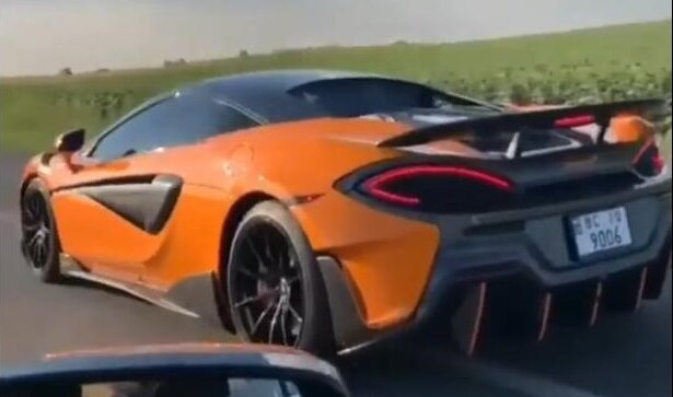 Успішна легалізація видобутку бурштину і як результат — McLaren на дорогах Києва, очевидці отетеріли від побаченого