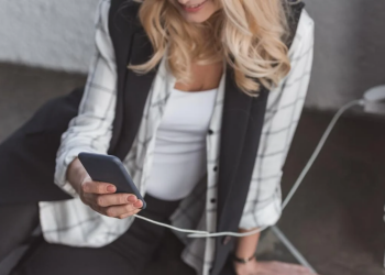 Смартфон на зарядке