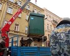 В Голосієво господар захищав свій МАФ зі зброєю в руках