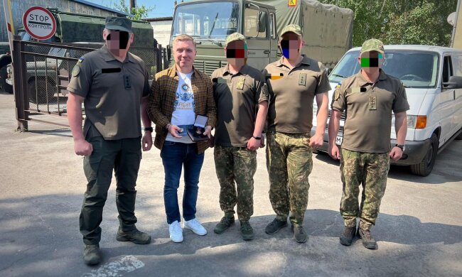 "Тримаємо марку!": Андрій Андрєєв передав бійцям Нацгвардії ще один позашляховик