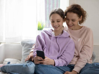 Мама и подросток с телефоном: фото из свободных источников