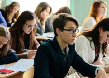 Школярі 11 класу. Фото: вільні джерела