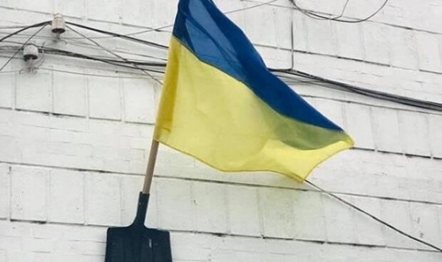 Владелец кафе повесил флаг на лопату, фото: radiotrek.rv.ua