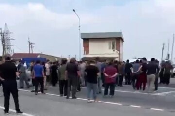 В Дагестане митингующие перекрыли трассу. Фото: скриншот с видео