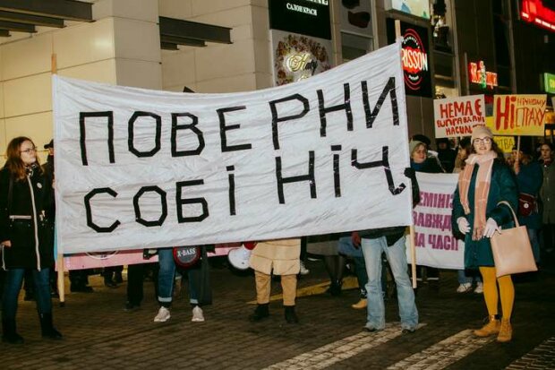 "Верни себе ночь": во Львове борцы за "традиционные ценности" забросали яйцами марш против насилия над женщинами