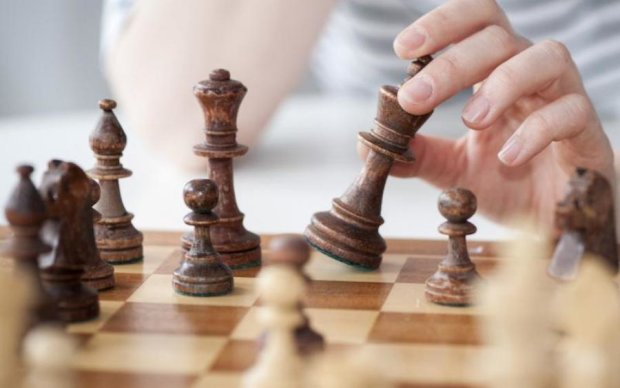 Юных шахматистов Львова подбодрили обнаженкой