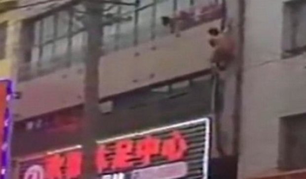 Как голый любовник прыгал с третьего этажа (видео)