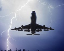 Блискавка вдарила у літак з десятками пасажирів